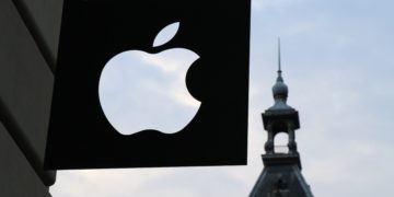Trump launches new attack on Apple over privacy