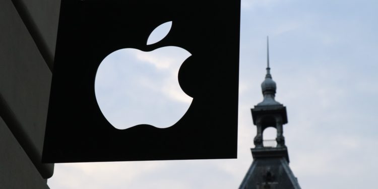 Trump launches new attack on Apple over privacy