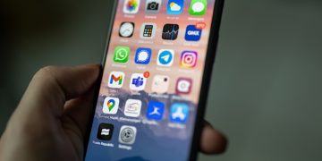 Phone screen showing a variety of apps, that are slightly blurred. Signal is sharp and stands out.