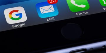 The image displays the lower bar from an iPhone screen. The applications shown are Google, Mail, Phone and a part of WhatsApp. The Mail icon has 20 notifications.