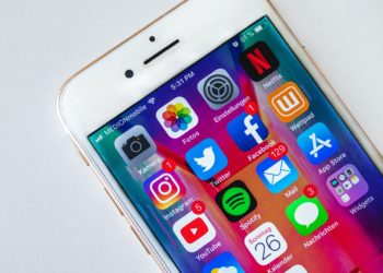 Iphone screen displaying Apple Mail