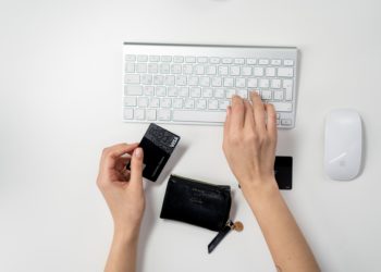 hands online shopping