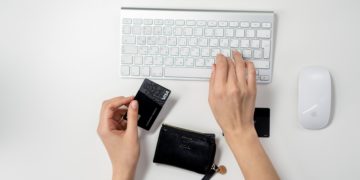 hands online shopping
