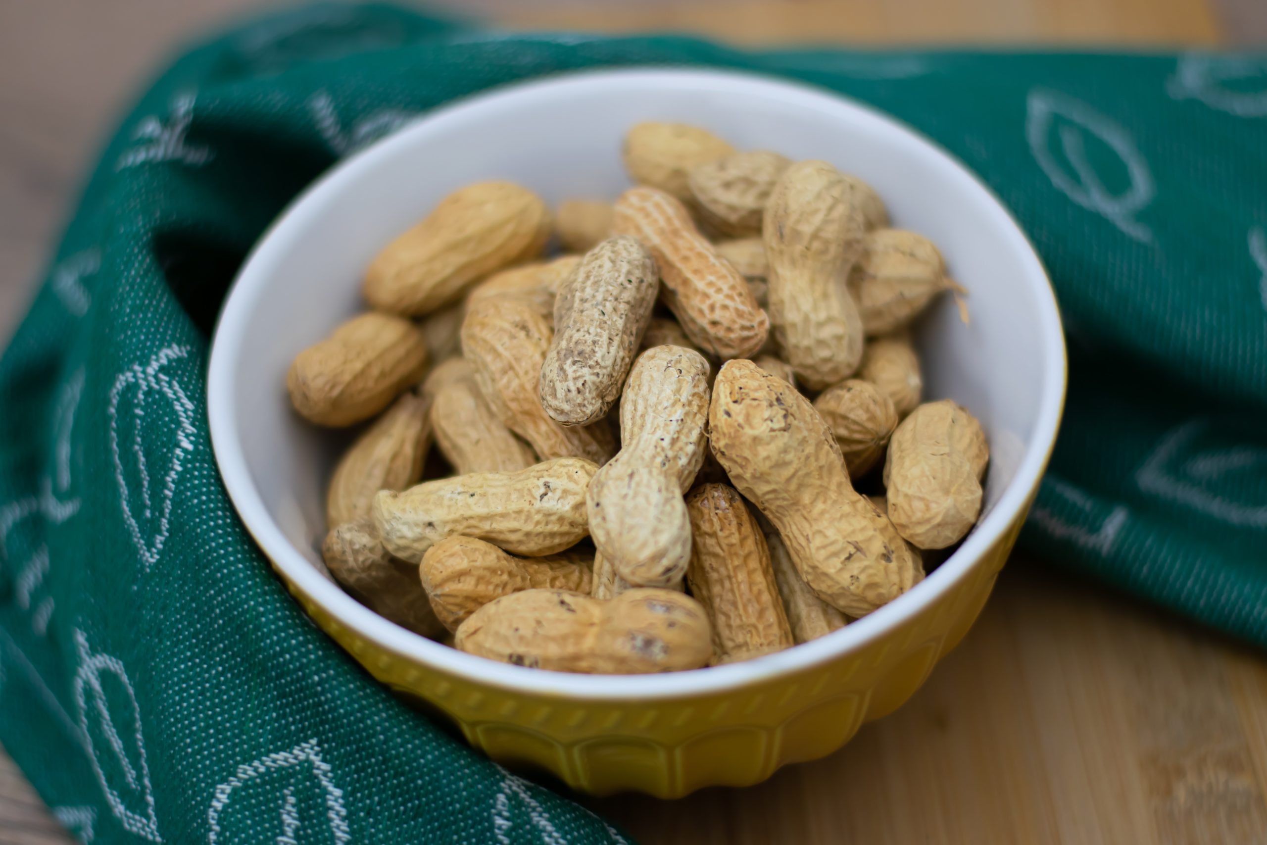 Арахис кушать. Листья арахиса. Арахис крупно. Орехи арахис каждый день. Арахис польза.